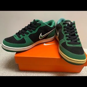 Nike Infiltrator GS Black/Pine Green Size 6Y BRAND NEW